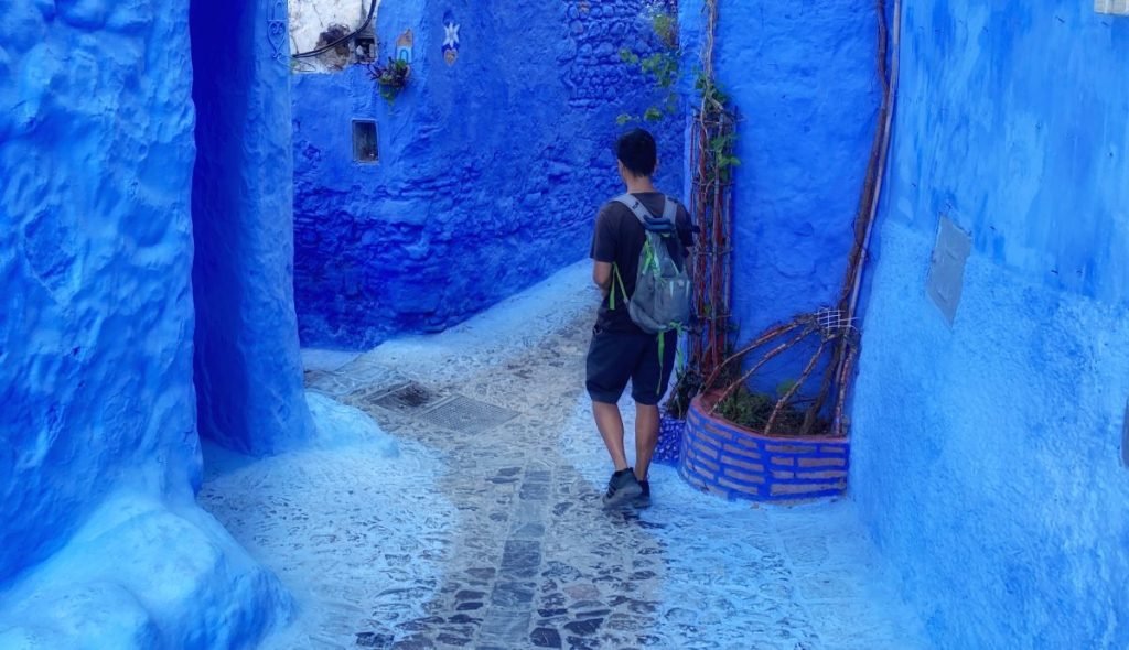 Trin walking down an alley in Chefchaouen