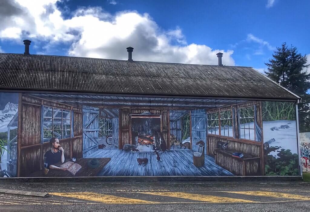 A country cabin mural on the side of a business in Sheffield Tasmania Australia