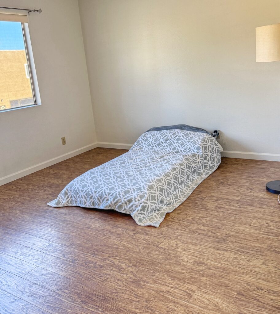 Inflatable single bed in the bedroom.
